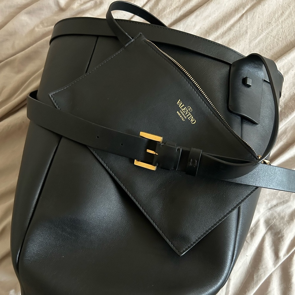 AUTHENTIC Valentino bucket bag. Mint condition!